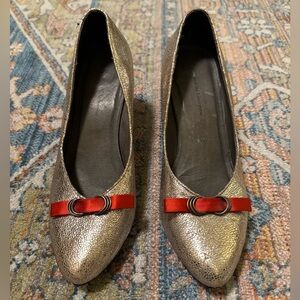 Pilcro and the Letterpress Gold Heels with Red Bow Detail, 7.5 M
